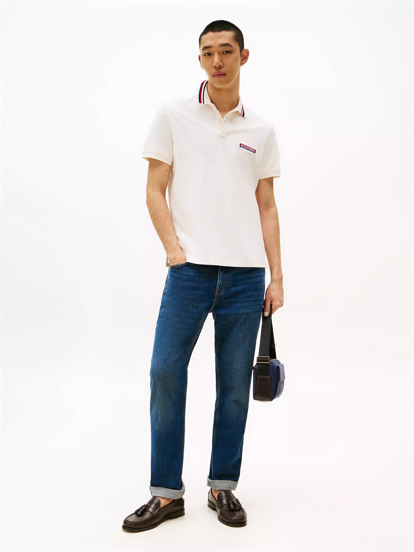 Chemise regular con cuello ribeteado y logo bordado