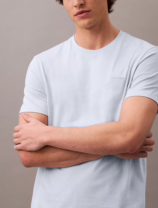 Franela unicolor cuello redondo con logo bordado