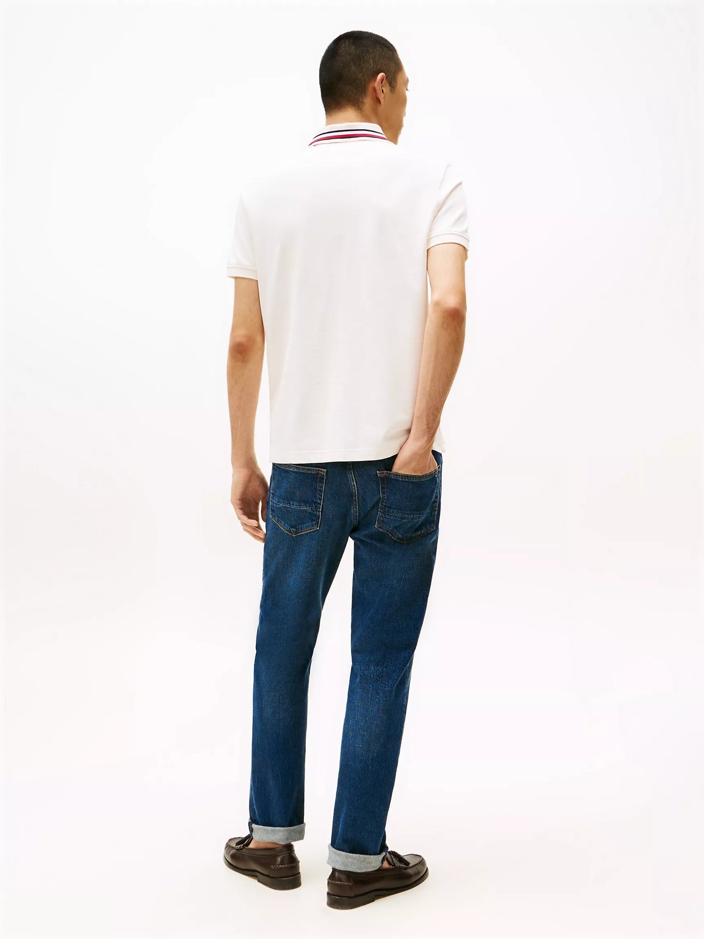 Chemise regular con cuello ribeteado y logo bordado