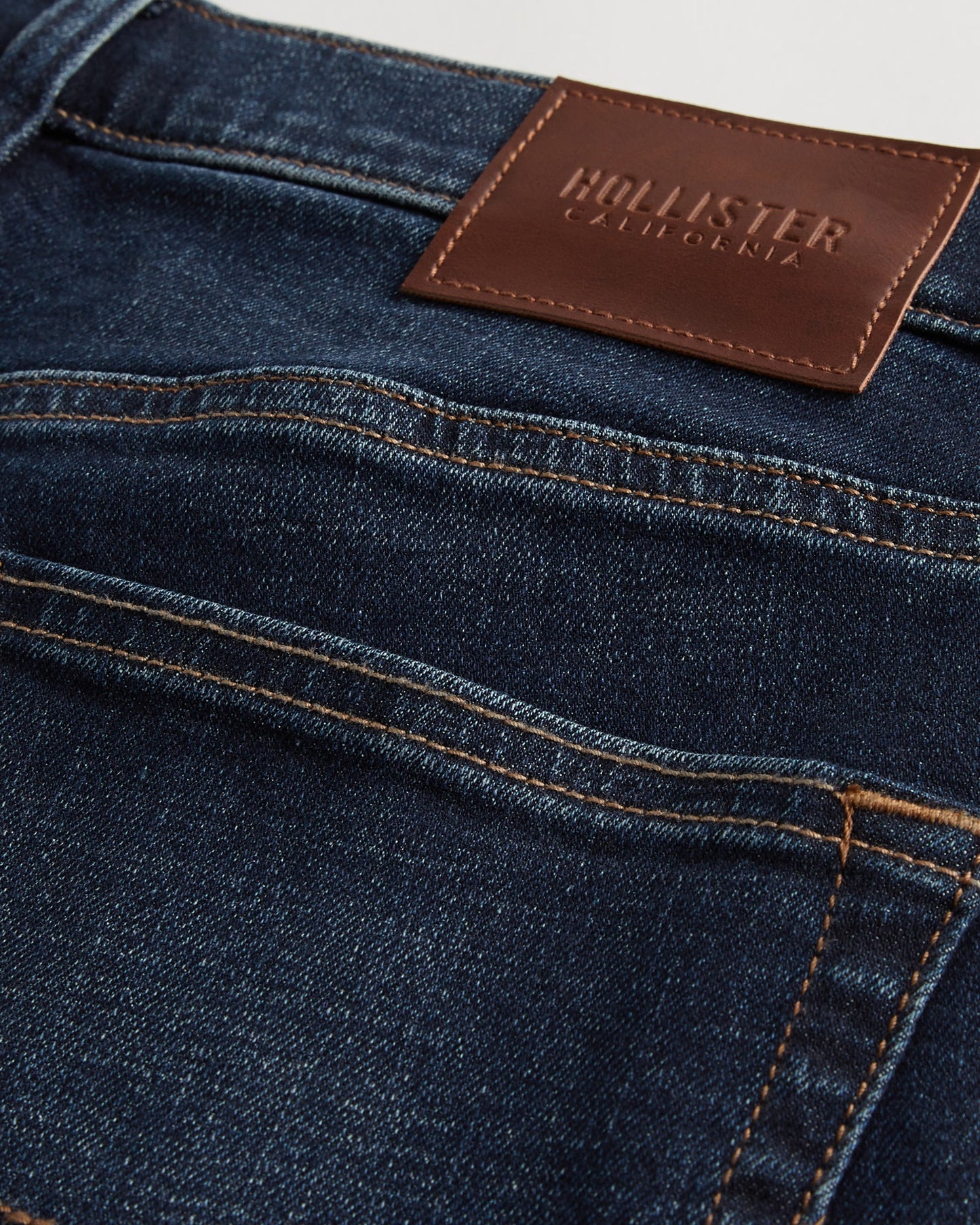 Jean ajustado atlético con lavado intenso