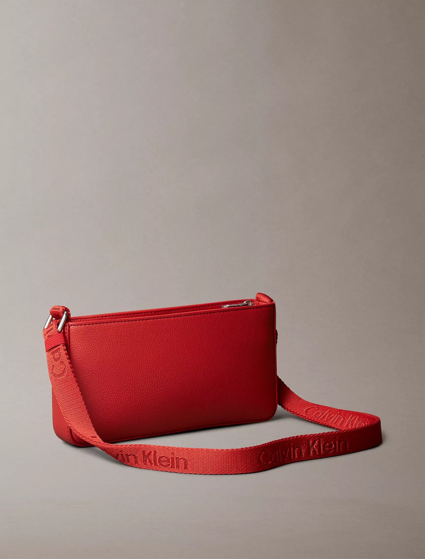 Cartera pequeña tipo bandolero con cremallera