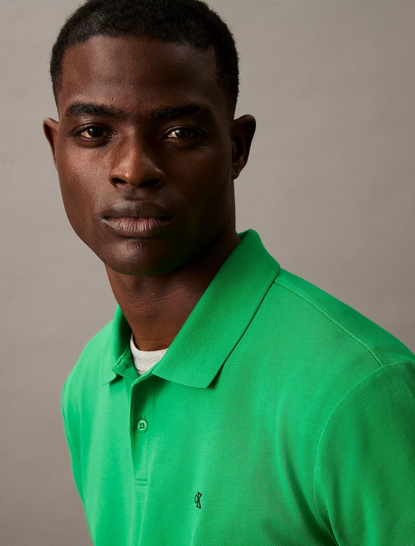 Chemise unicolor con logo