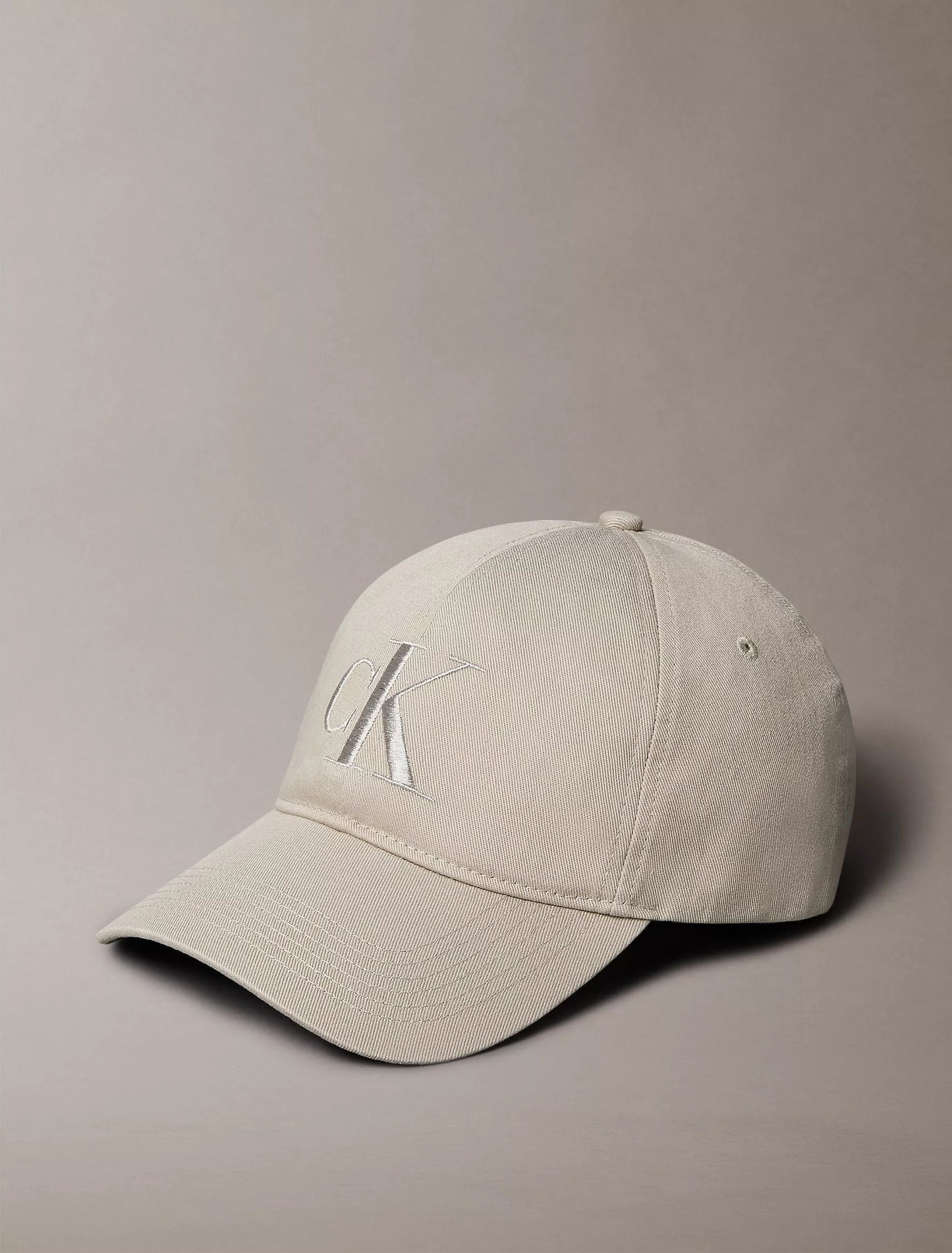 Gorra con logo bordado grande