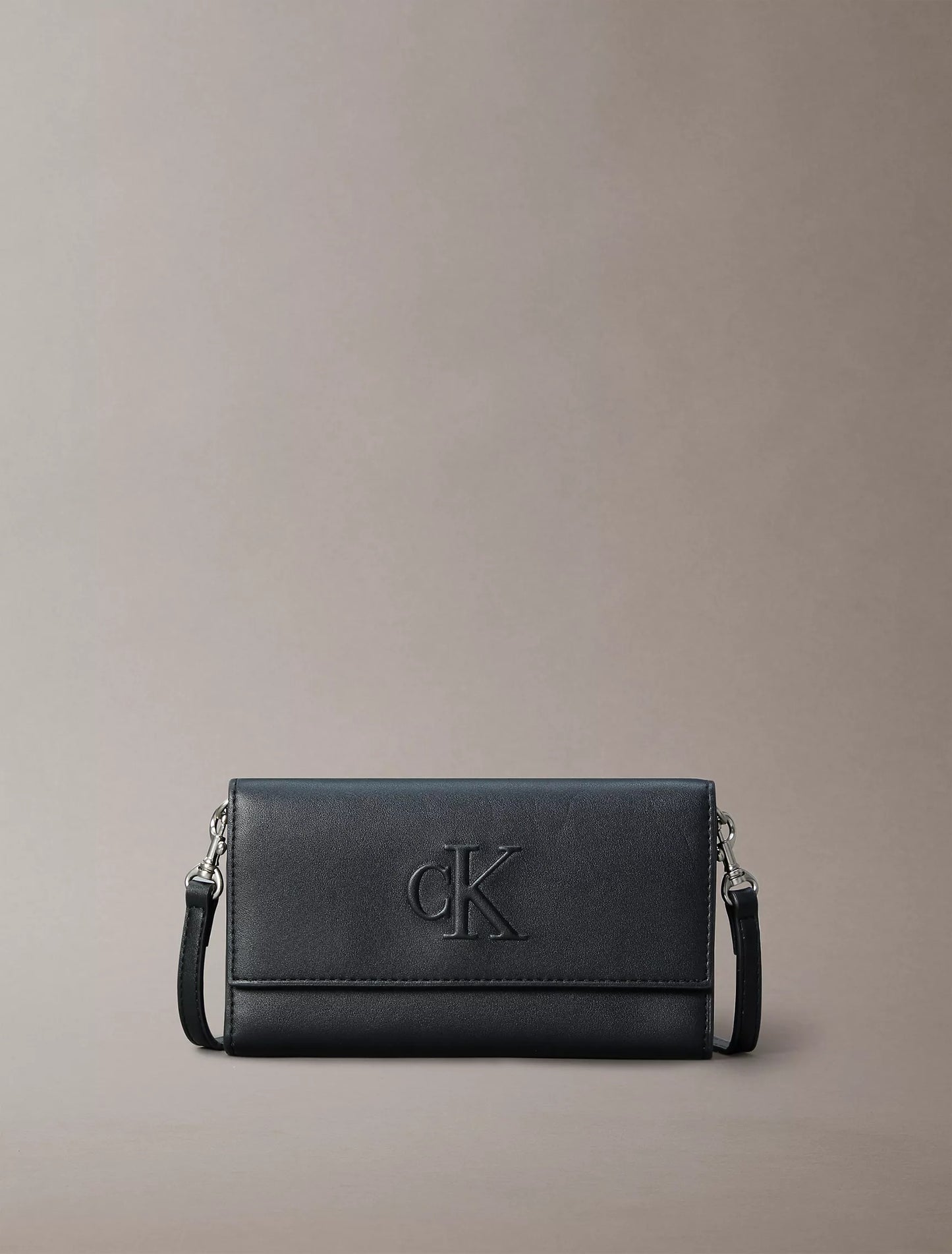 Cartera pequeña con logo en relieve