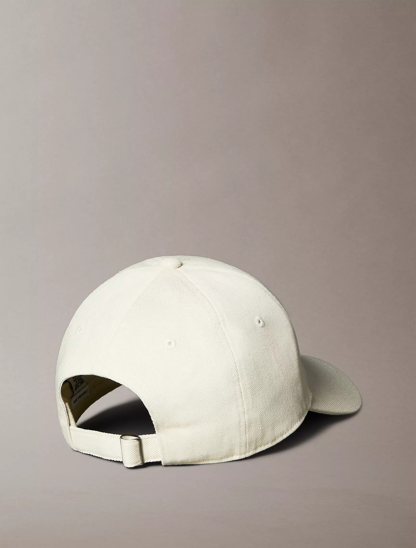 Gorra con logo bordado pequeño