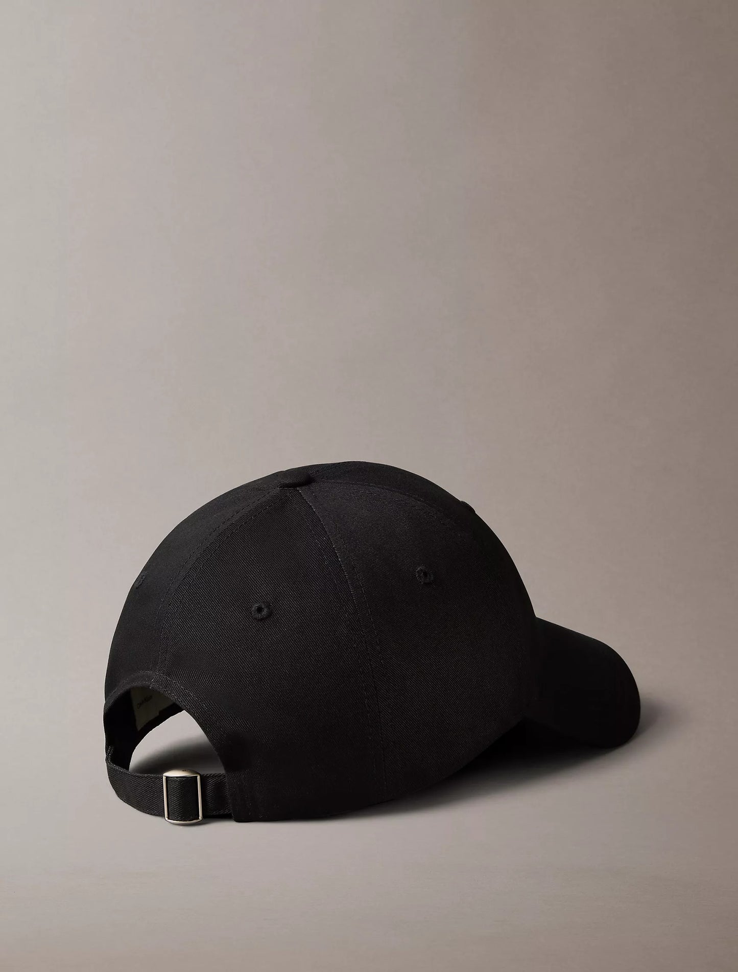 Gorra con logo bordado grande