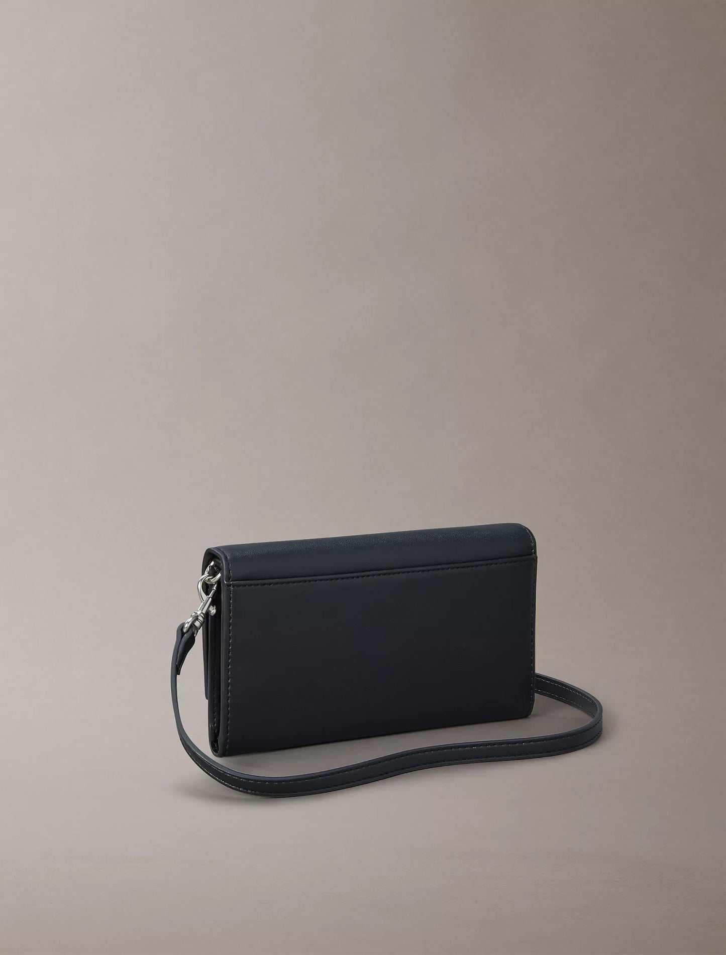 Cartera pequeña con logo en relieve