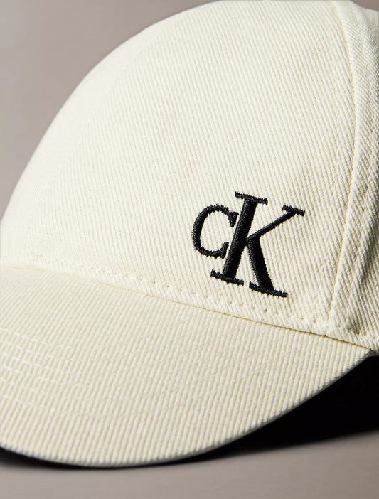 Gorra con logo bordado pequeño