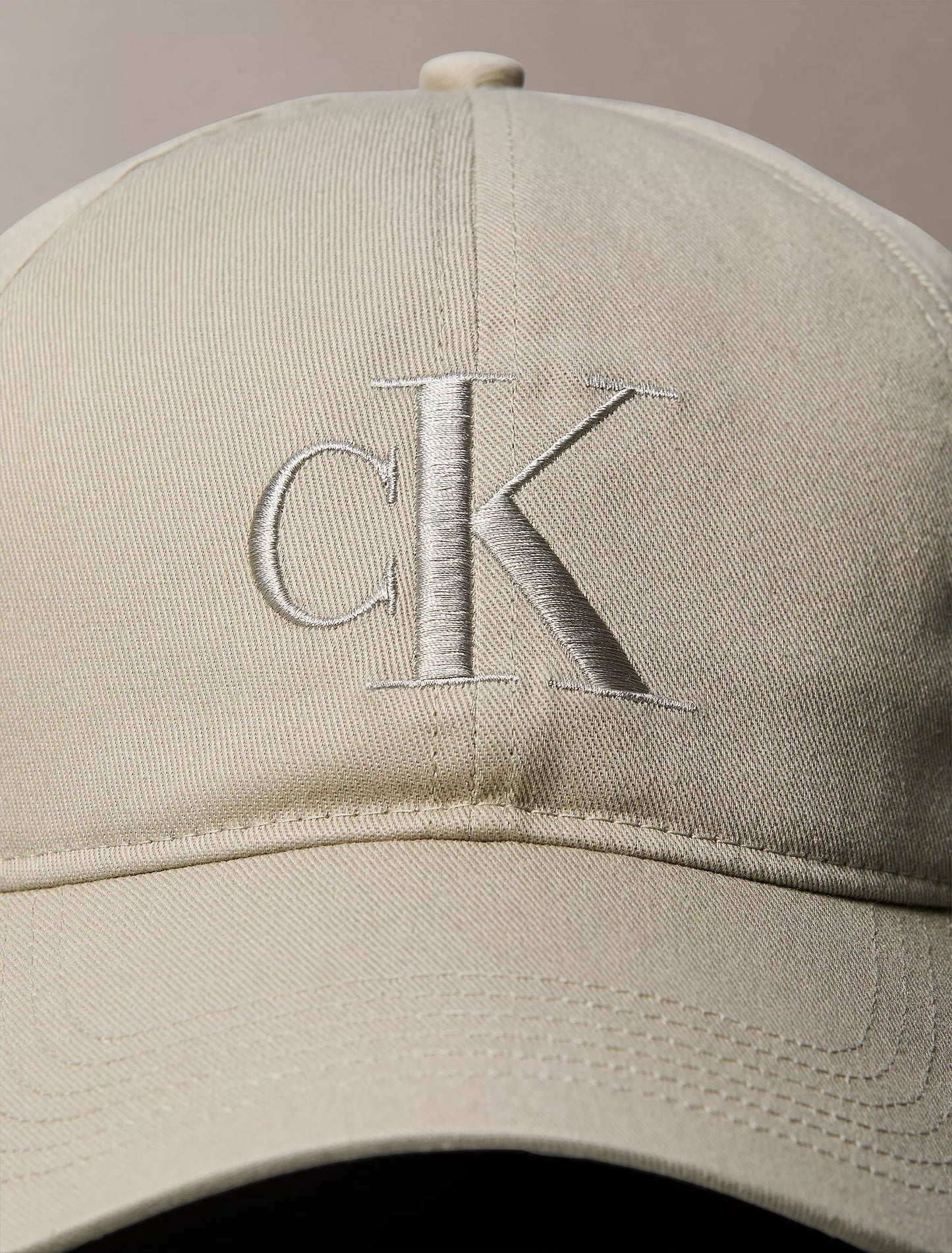 Gorra con logo bordado grande