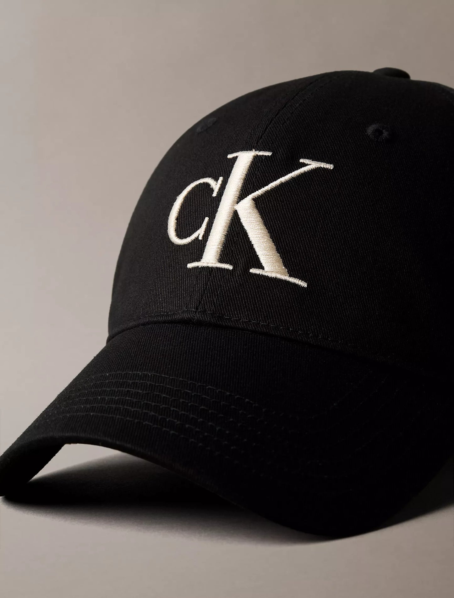 Gorra con logo bordado grande
