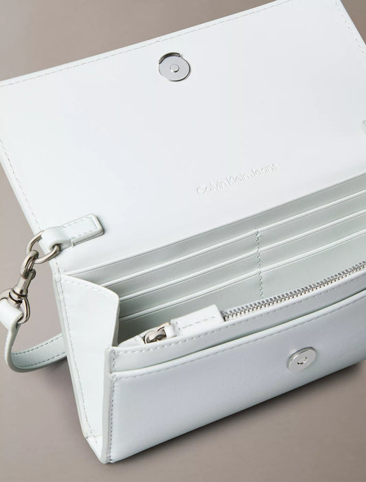 Cartera pequeña con logo en relieve