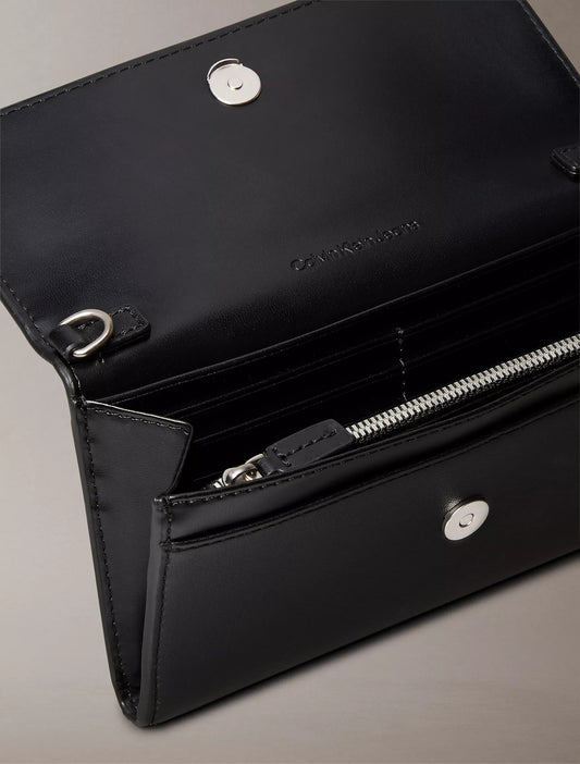 Cartera pequeña con logo en relieve