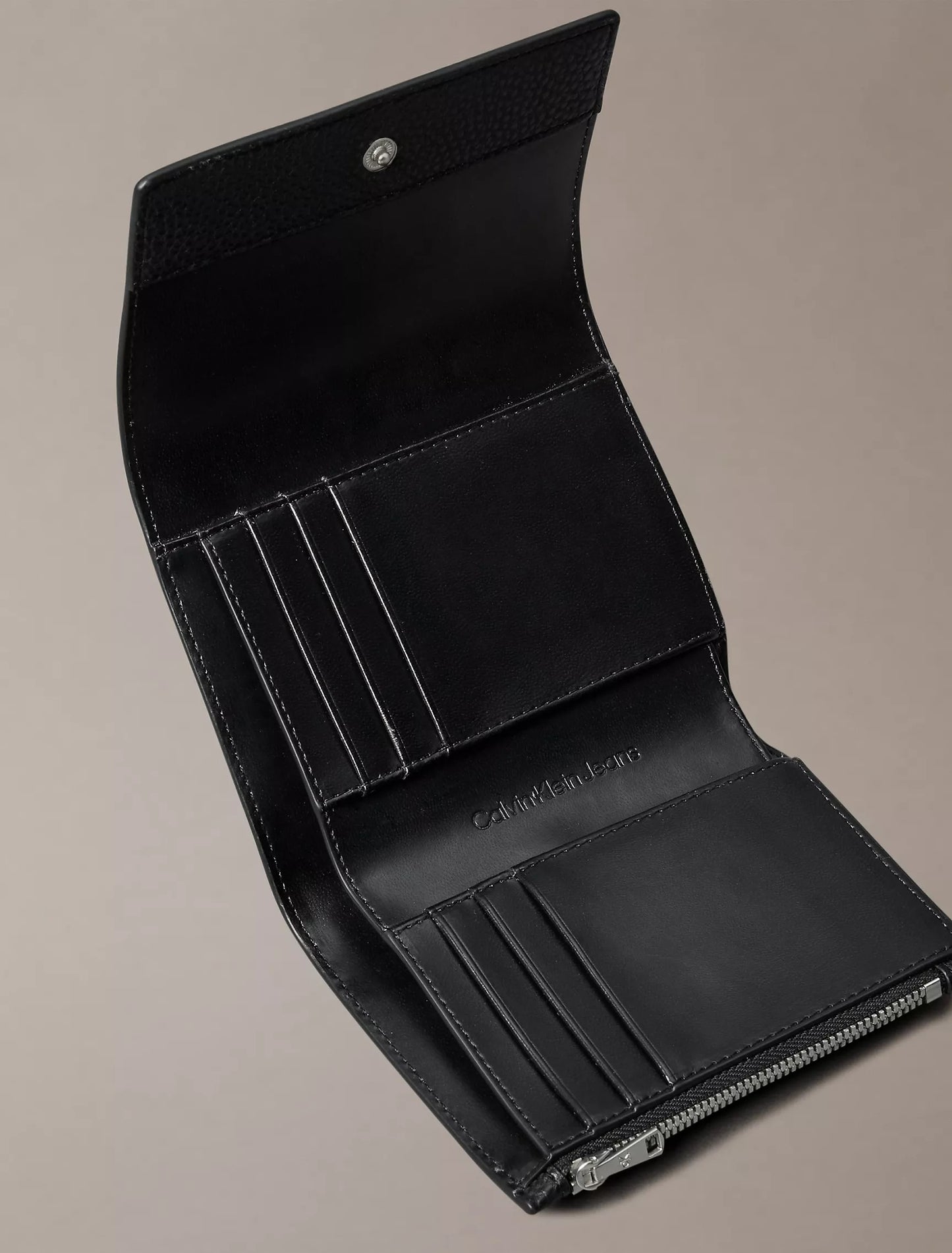 Cartera tipo monedero con logo