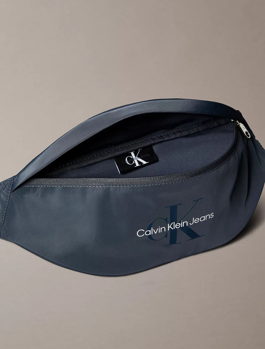 Bolso tipo koala estilo deportivo con logo