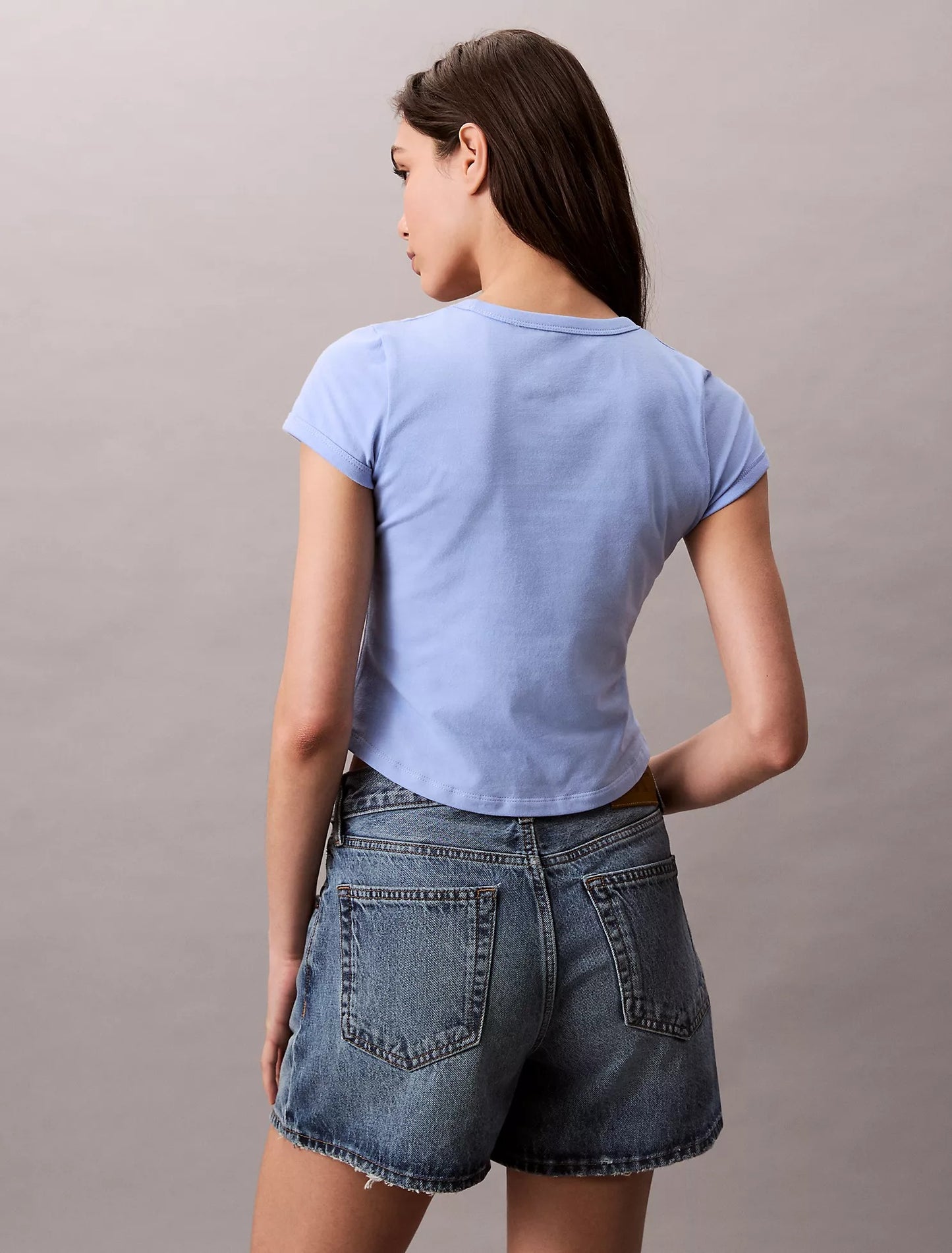 Franela ajustada y corta con estampado central