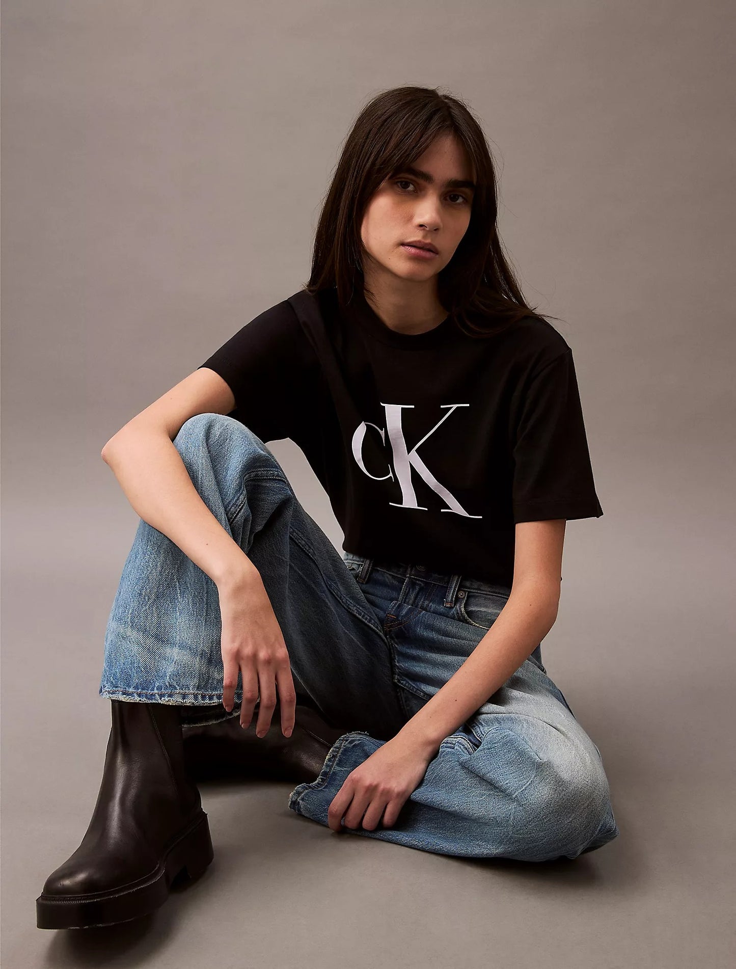 Franela boxy con logo estampado central