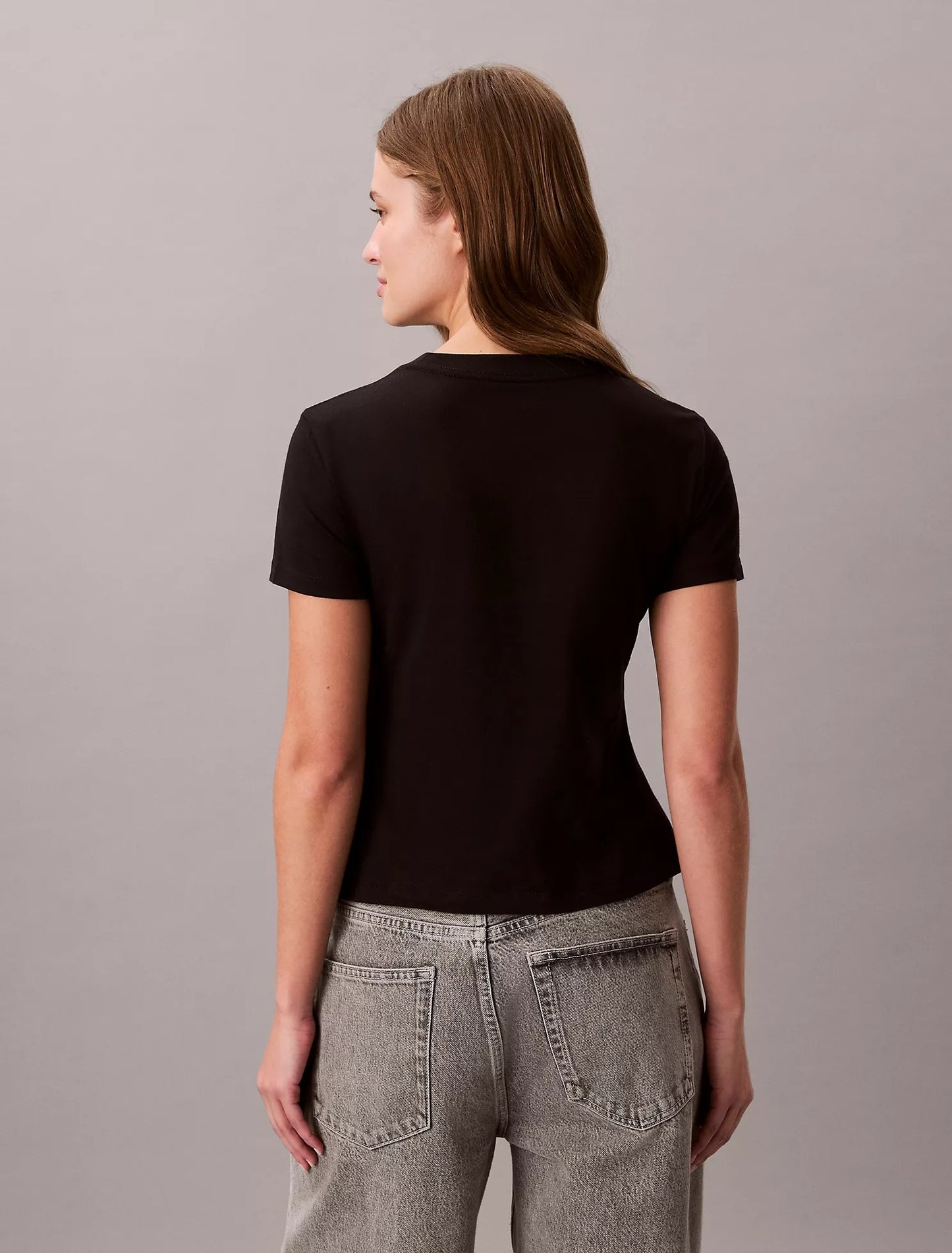 Franela ajustada con logo estampado laminado