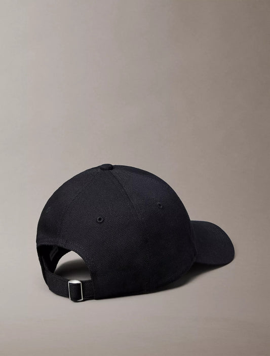 Gorra con logo bordado pequeño