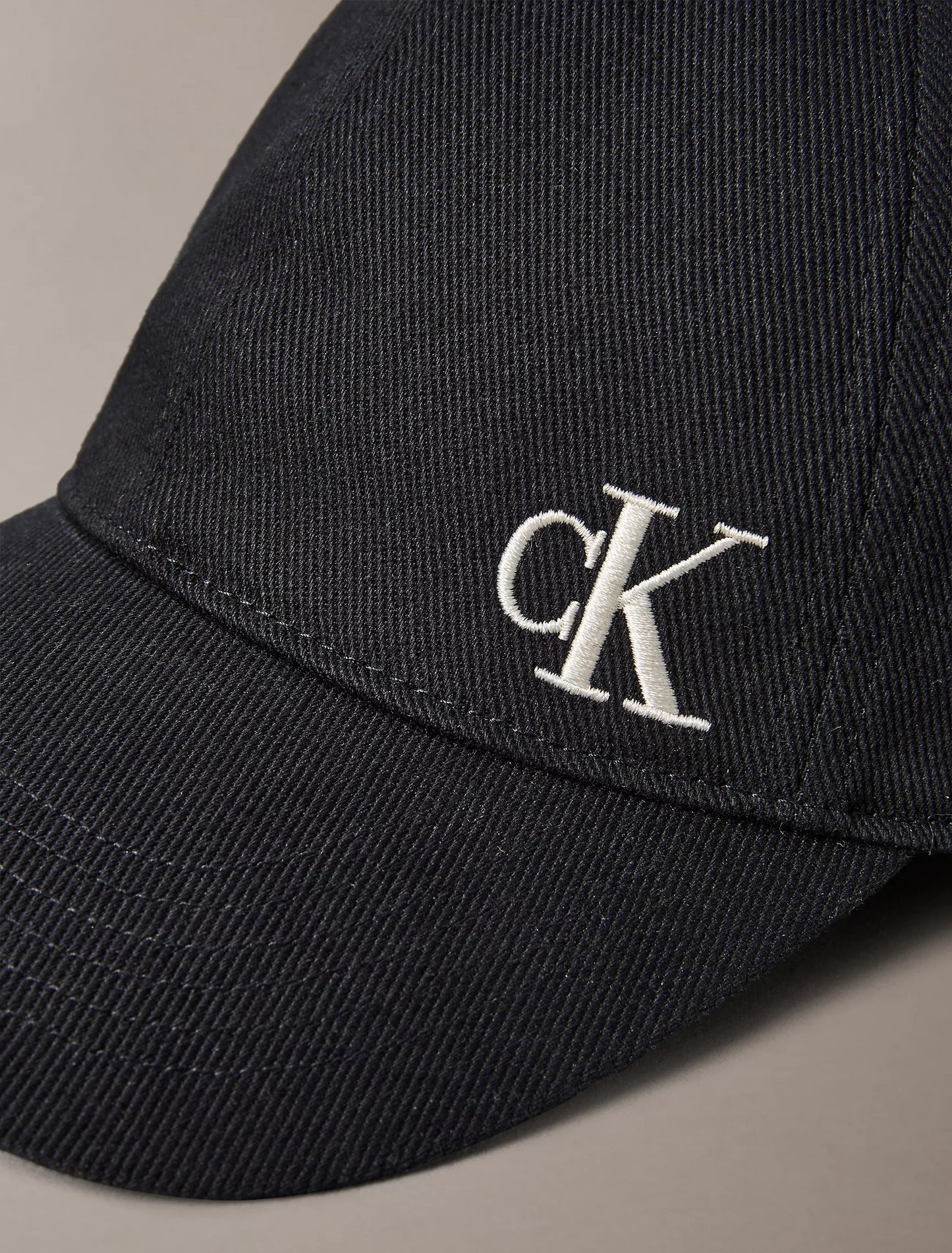 Gorra con logo bordado pequeño