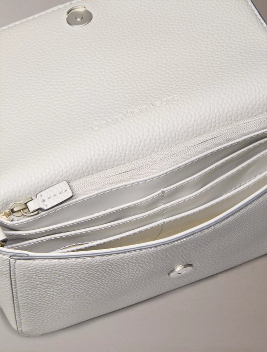 Cartera pequeña con logo y cadena