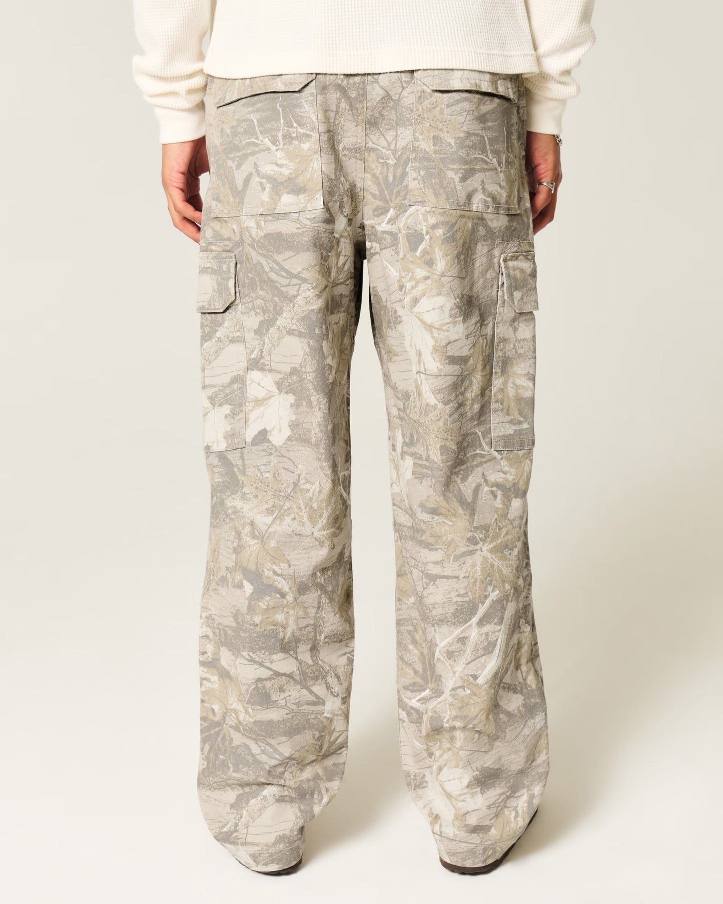 Pantalón baggy tipo cargo con camuflaje