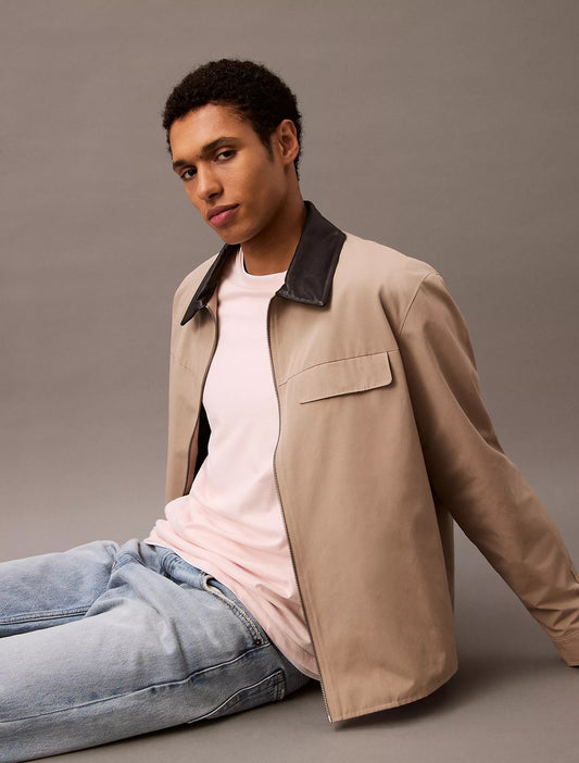 Franela doble cuello redondo con logo bordado