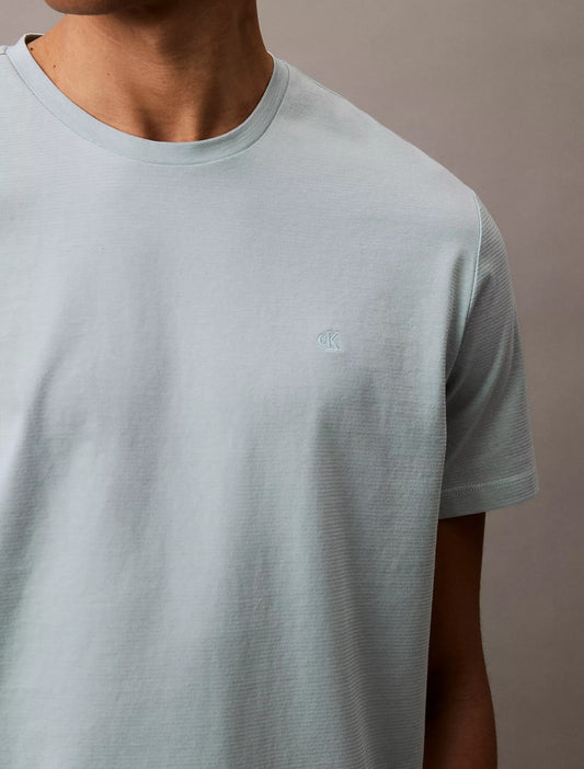 Franela a rayas cuello redondo con logo bordado