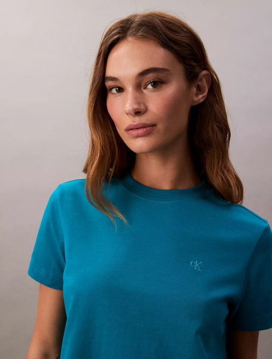 Franela cuello redondo unicolor con logo