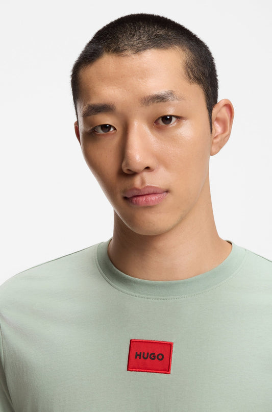 Franela cuello redondo con logo bordado central