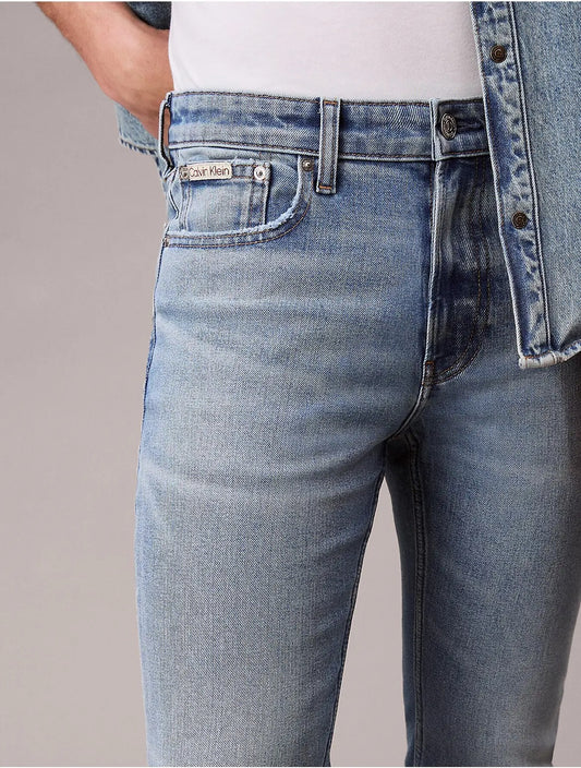Jean semi ajustado con lavado medio