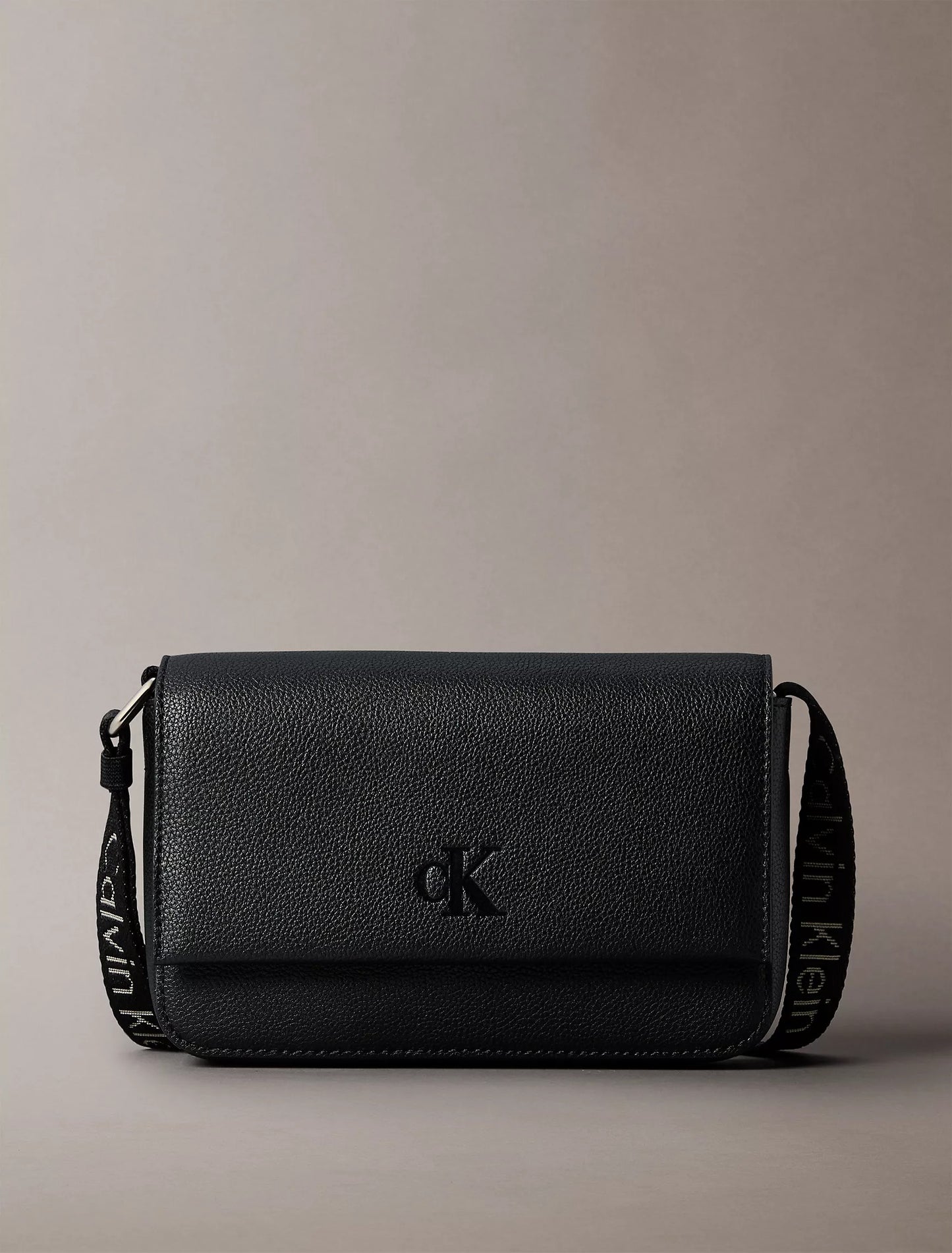 Cartera pequeña con cinta y logo