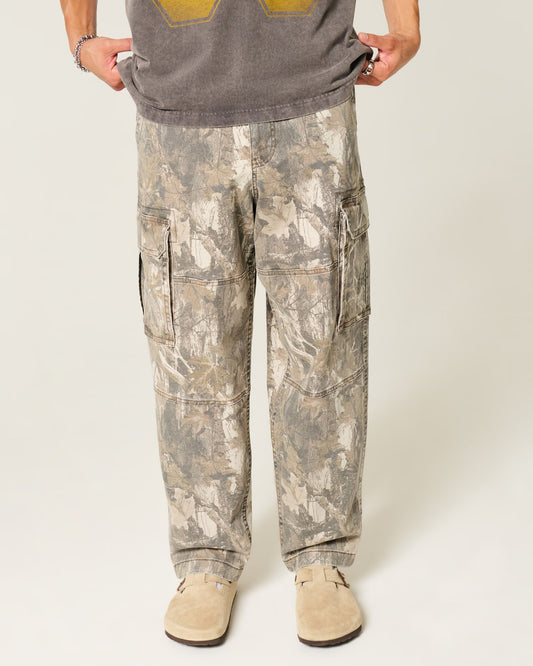 Pantalón baggy tipo cargo con camuflaje
