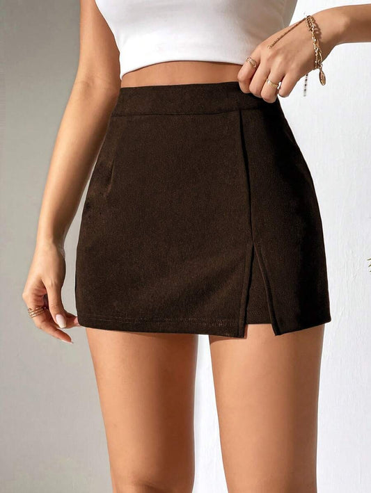 Short unicolor bajo con abertura