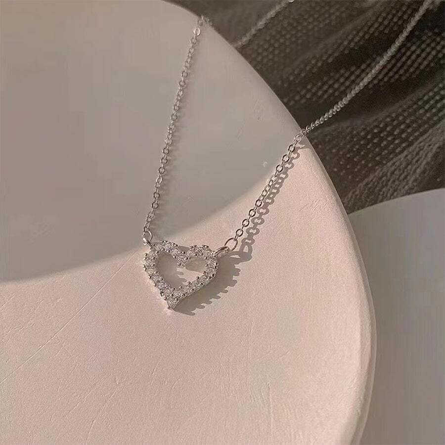 Collar con diseño de corazón con diamantes