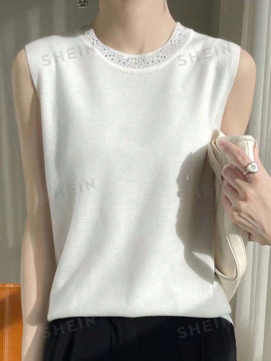 Blusa con cuello redondo y brillantes