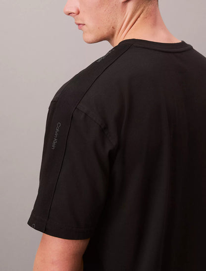 Franela deportiva unicolor con cinta en hombros