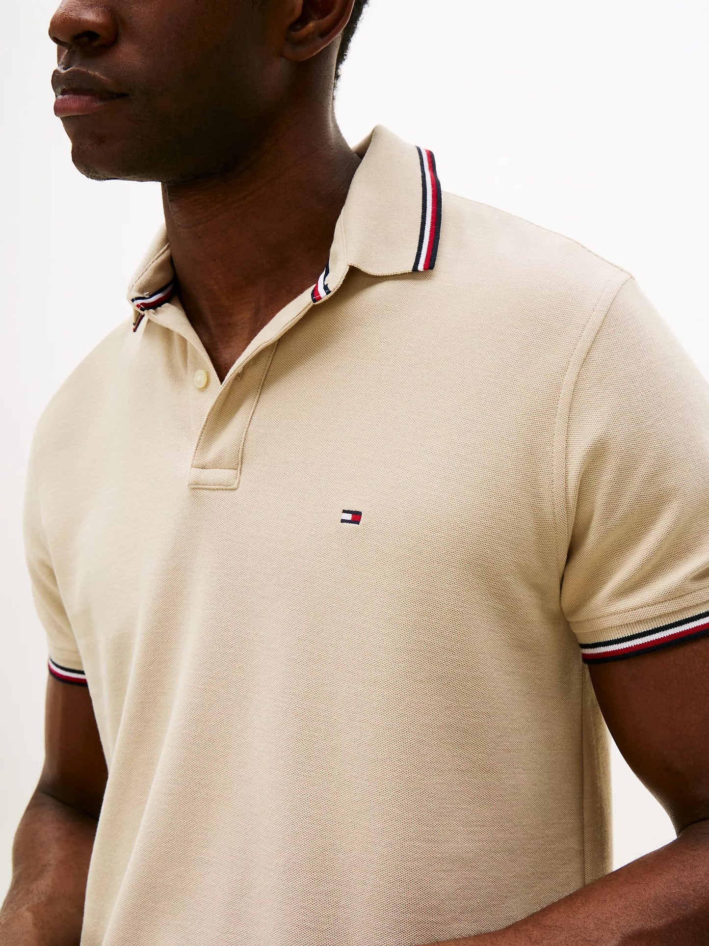 Chemise unicolor con cuello ribeteado