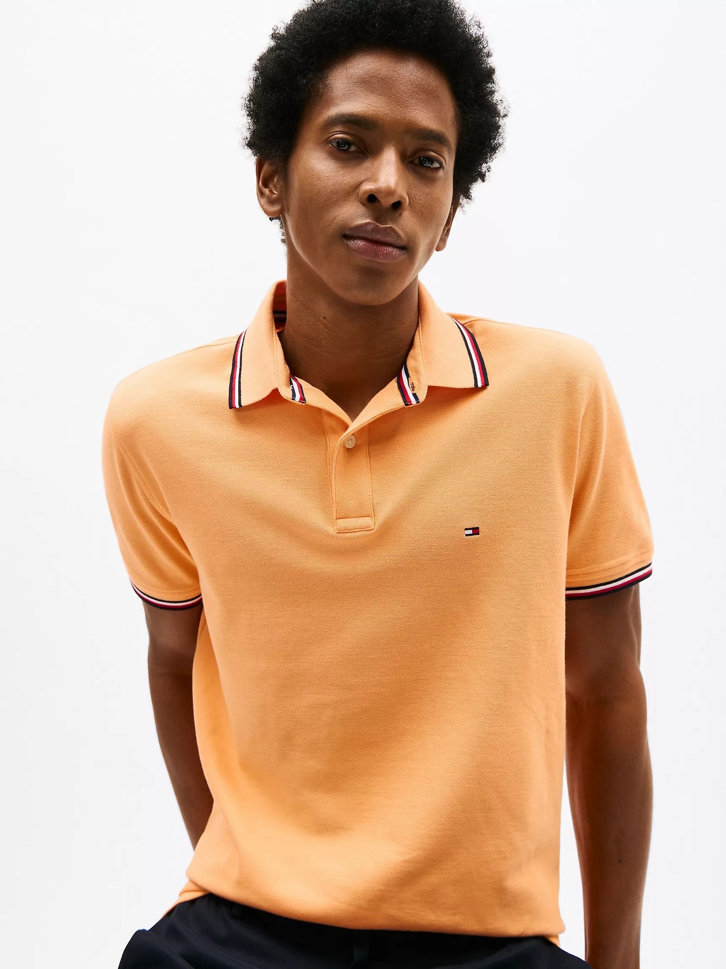 Chemise unicolor con cuello ribeteado