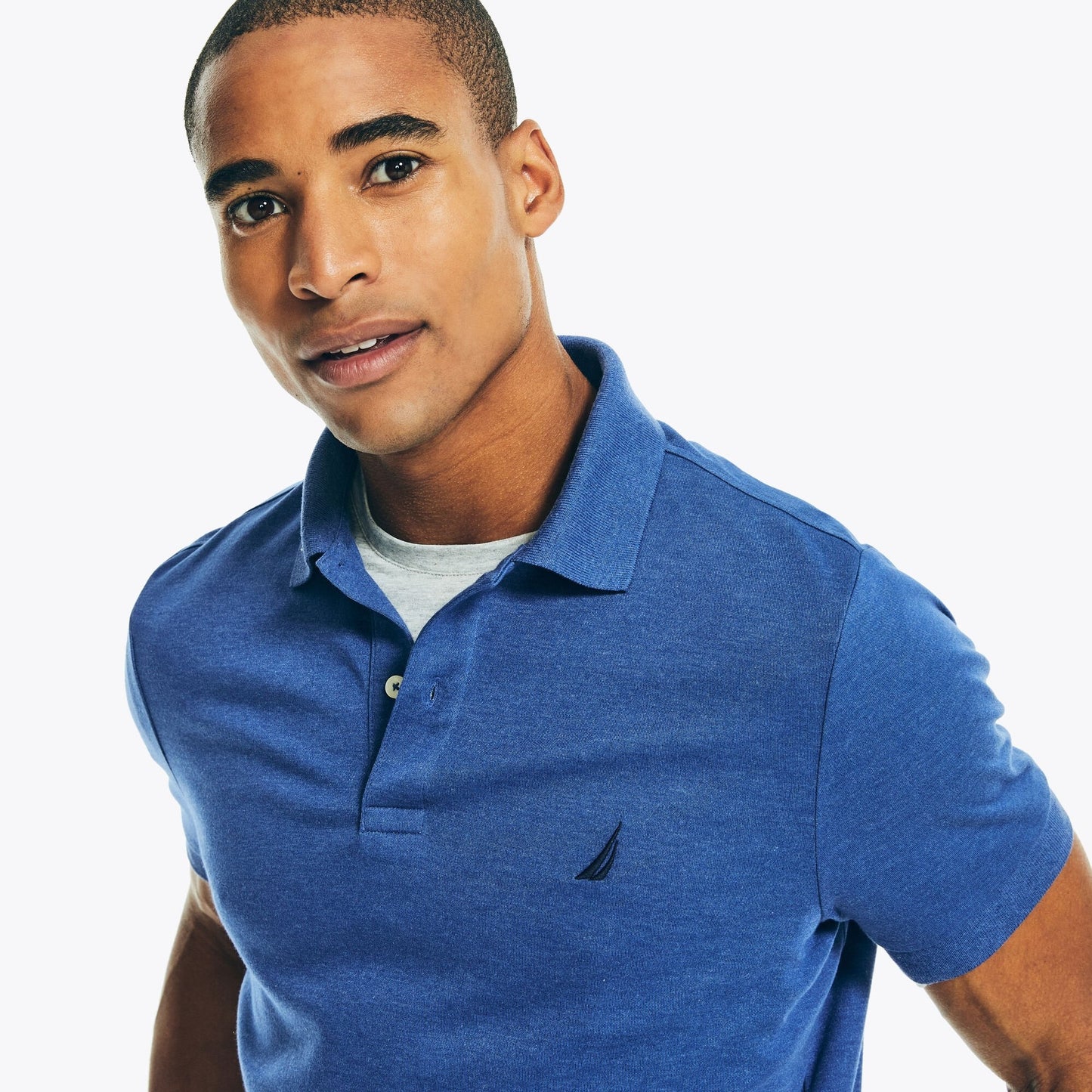 Chemise de algodón ajustada unicolor con logo