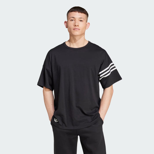 Franela deportiva holgada con franjas
