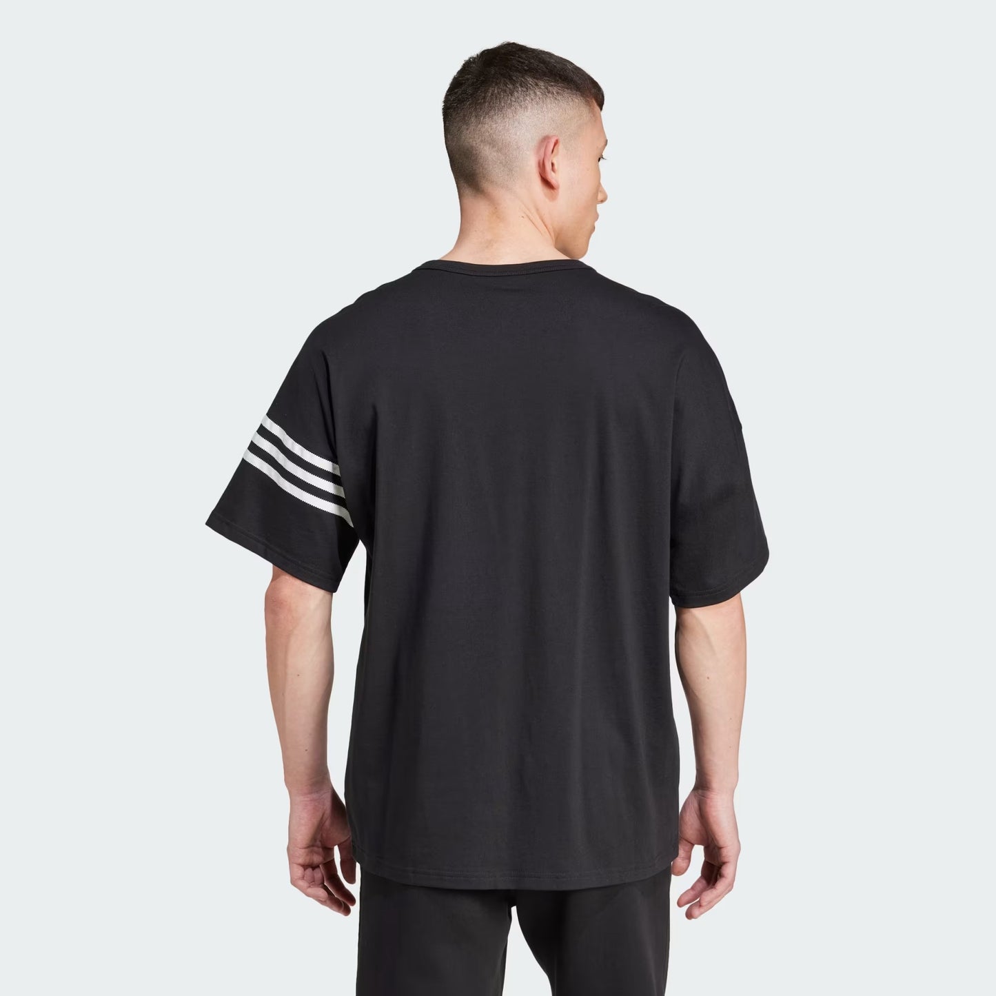 Franela deportiva holgada con franjas