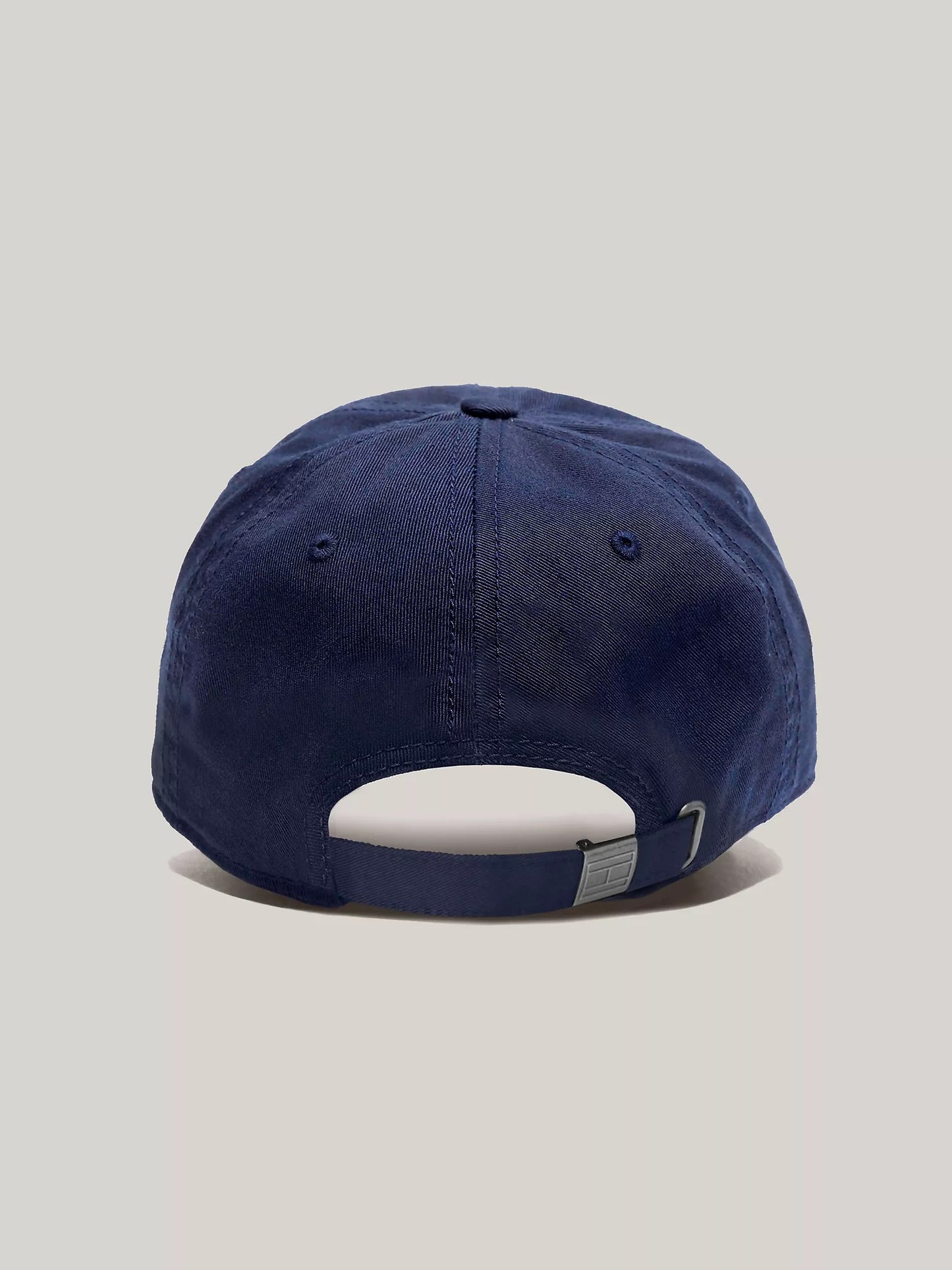 Gorra con bandera bordada