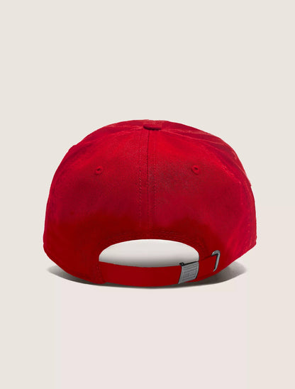 Gorra con bandera bordada