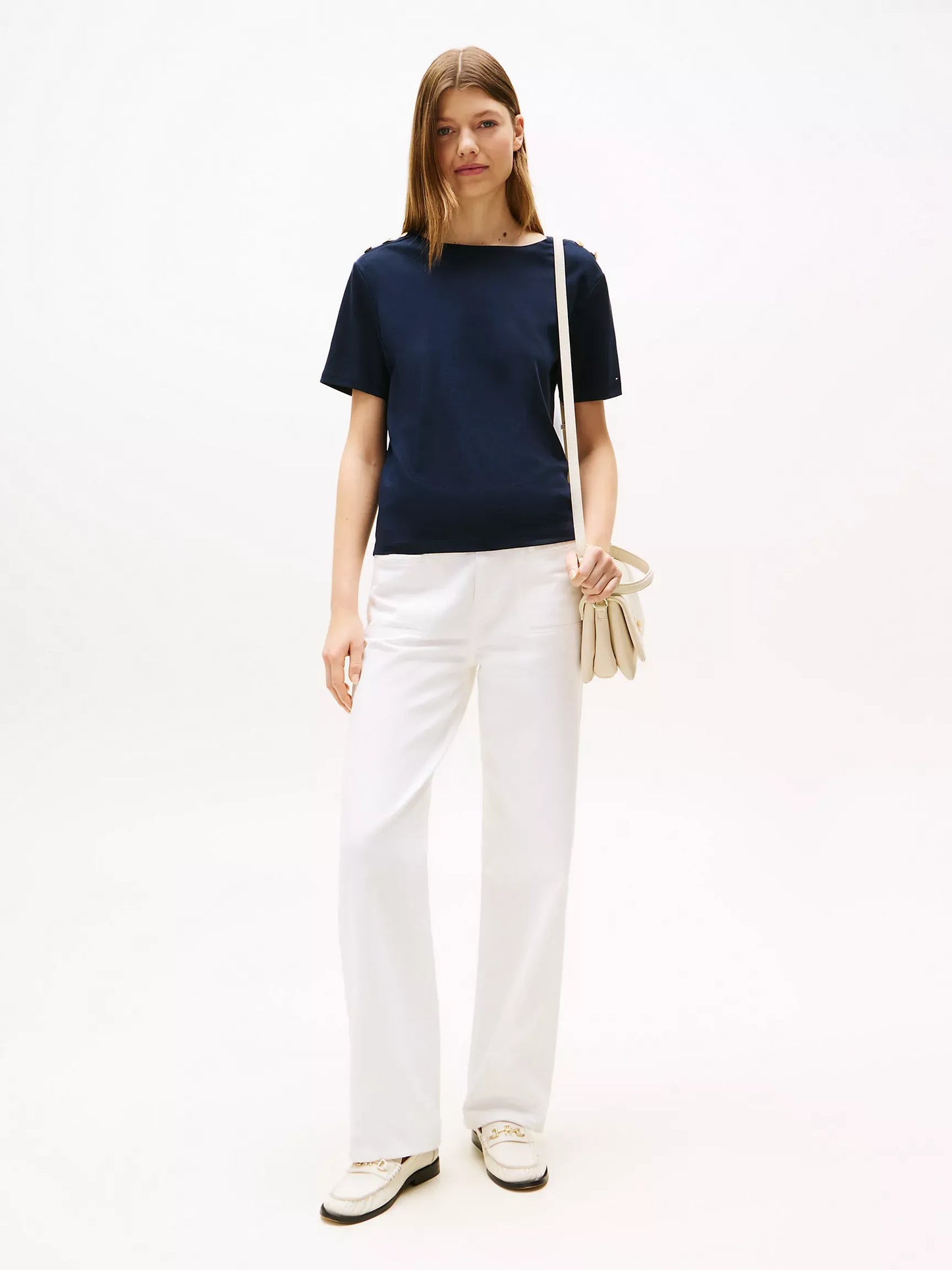 Franela cuello redondo unicolor con botones en los hombros