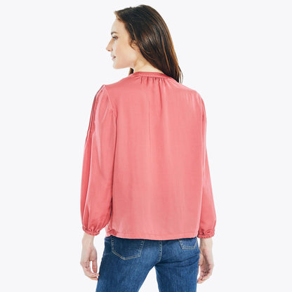 Blusa con escote y pliegues