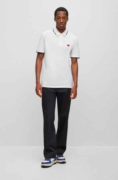 Chemise ajustada con cuello ribeteado y logo bordado