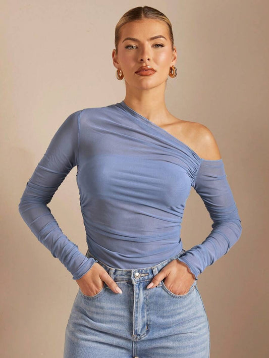 Blusa ajustada cuello asimétrico