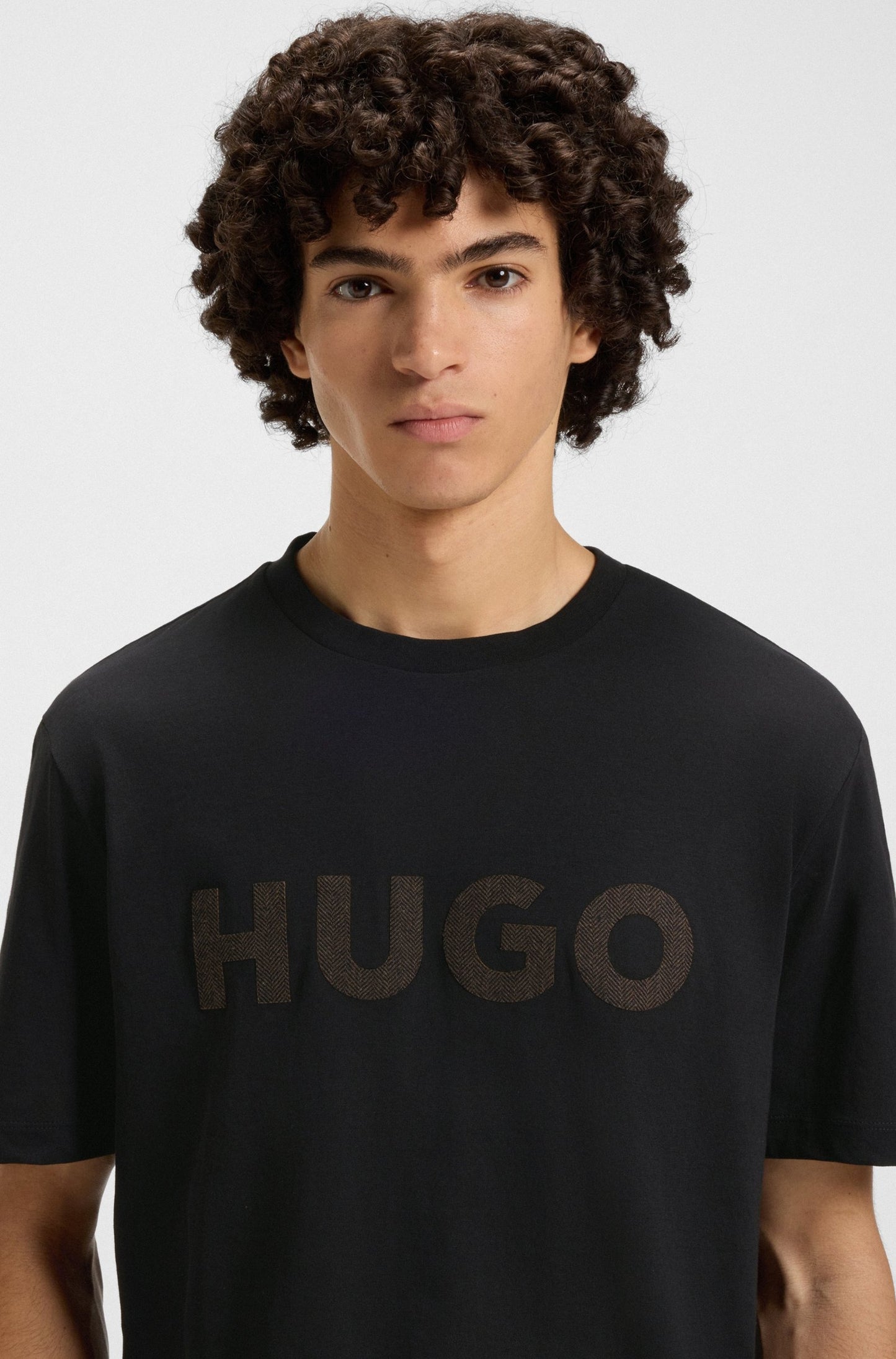 Franela cuello redondo con logo bordado central