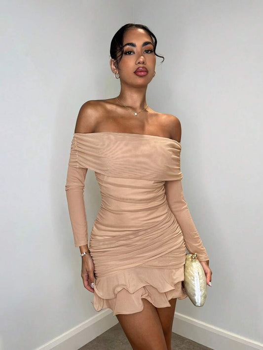 Vestido mini elegante de manga larga, hombros abiertos, con volantes y fruncido