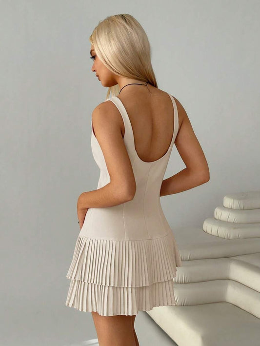 Vestido corto sin mangas de cuello redondo con pliegues